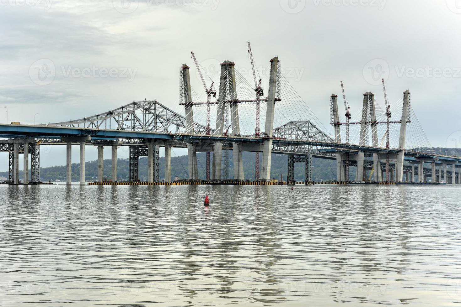 The new Tappan Zee bridge under construction across the Hudson River in New York. photo