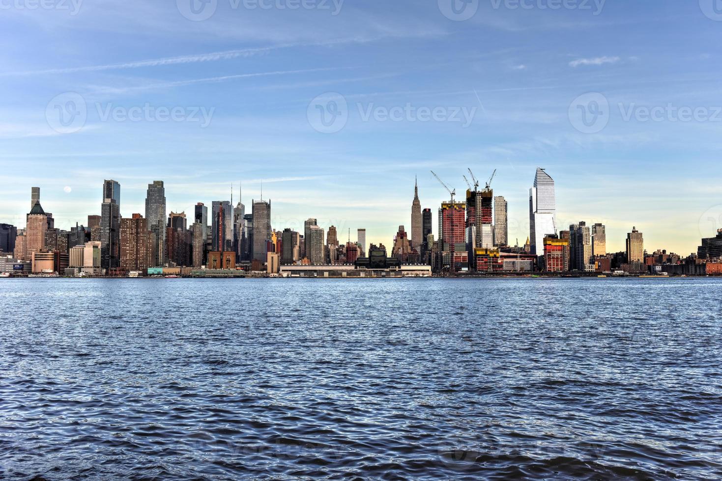 horizonte de la ciudad de nueva york visto desde weehawken, nueva jersey. foto