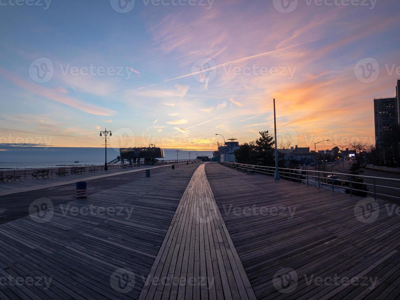 espectacular puesta de sol a lo largo del paseo marítimo de coney island en brooklyn, nueva york foto