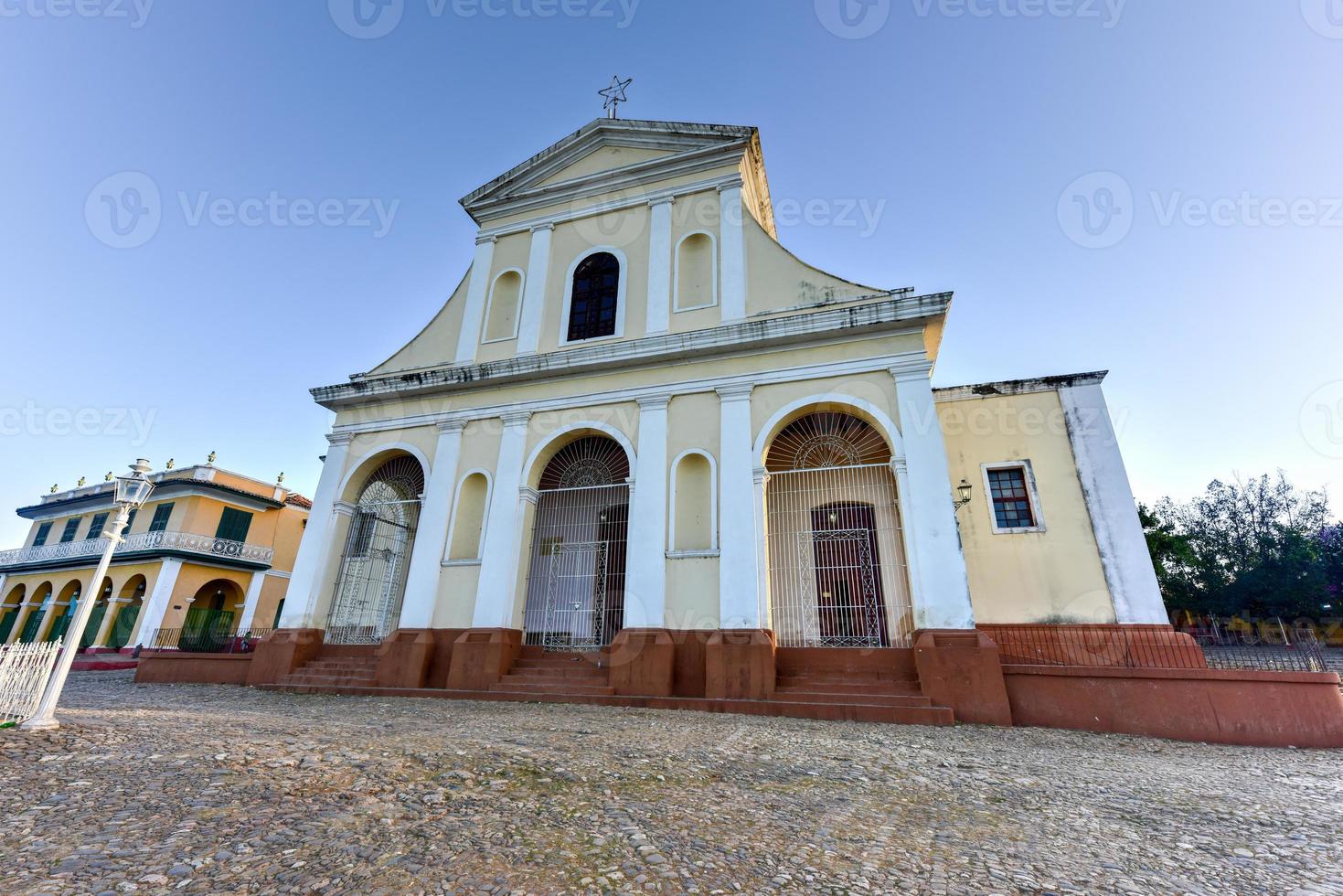 iglesia de la santísima trinidad en trinidad, cuba. la iglesia tiene una fachada neoclásica y es visitada por miles de turistas cada año. foto