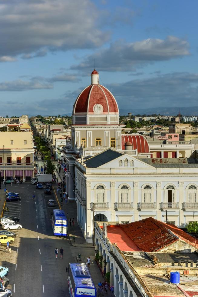 cienfuegos, cuba - 11 de enero de 2017 - palacio del gobernador a lo largo de la plaza de armas en cienfuegos, cuba. foto