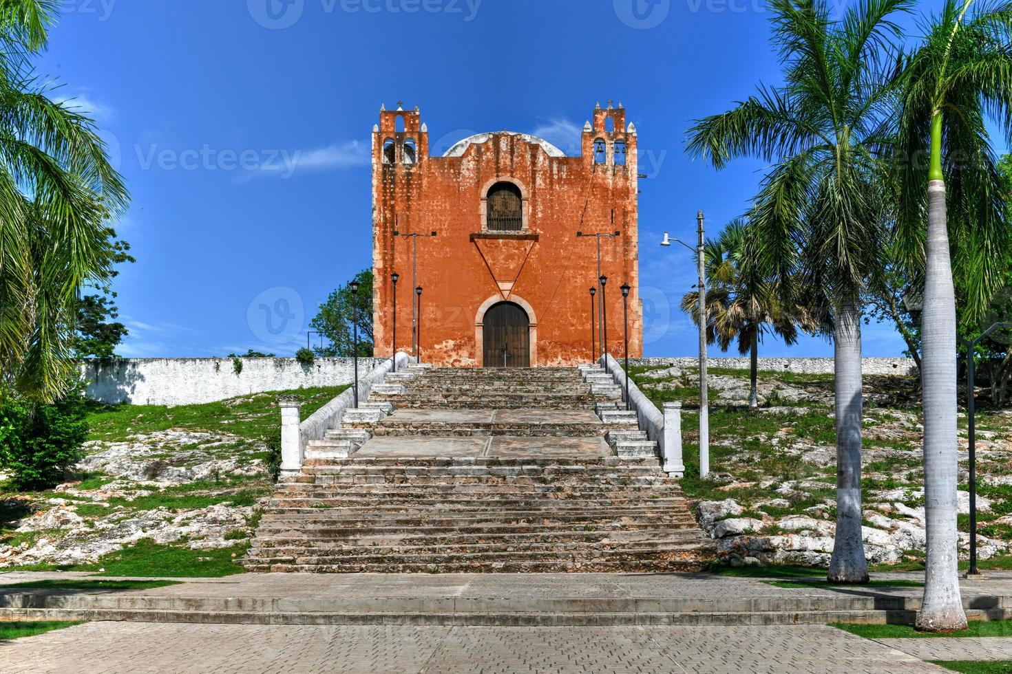 iglesia católica san mateo de santa elena, yucatán, méxico durante el día. foto