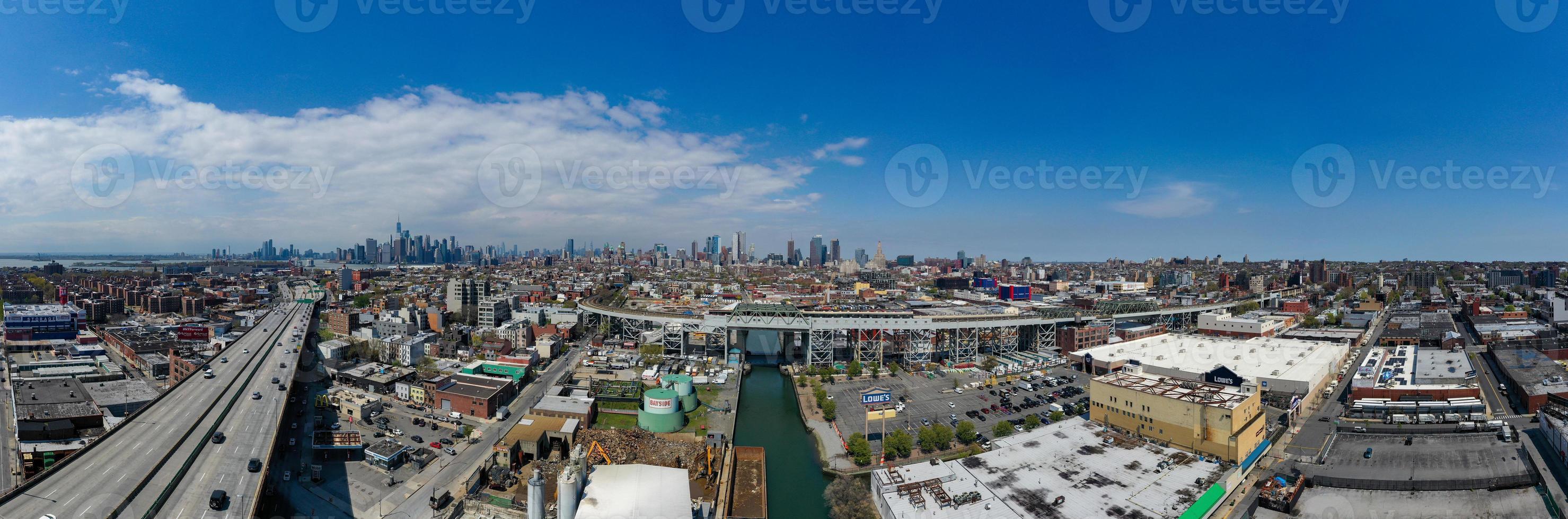 vista panorámica del canal gowanus en brooklyn con la autopista gowanus y manhattan al fondo. foto