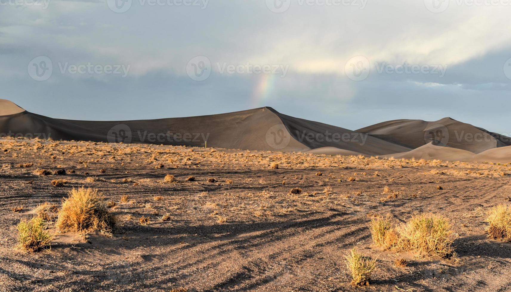 arco iris entre dunas de arena en el desierto de amargosa foto