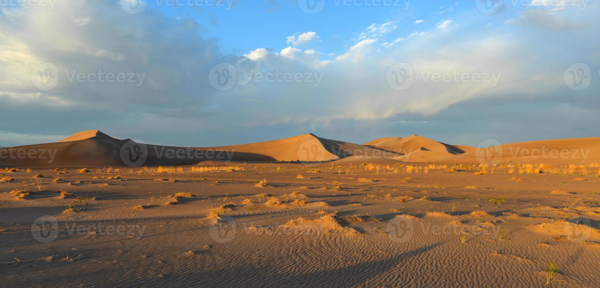 dunas de arena a lo largo del desierto de amargosa al atardecer foto