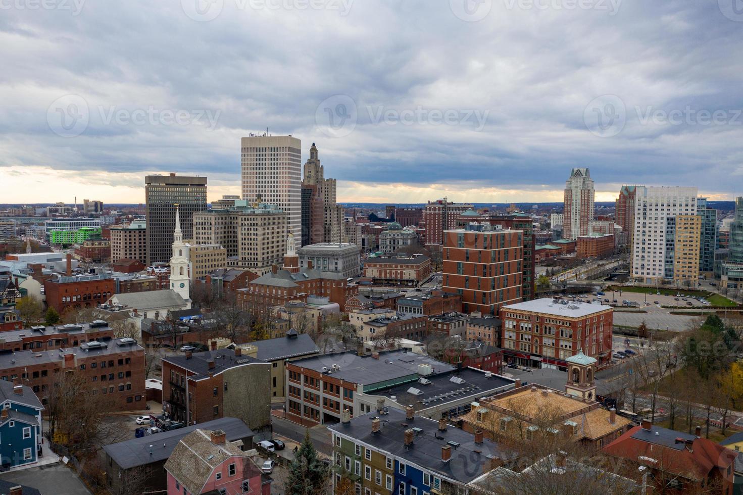 panorama aéreo del horizonte de providencia a última hora de la tarde. providence es la ciudad capital del estado estadounidense de rhode island. fundada en 1636 es una de las ciudades más antiguas de estados unidos. foto