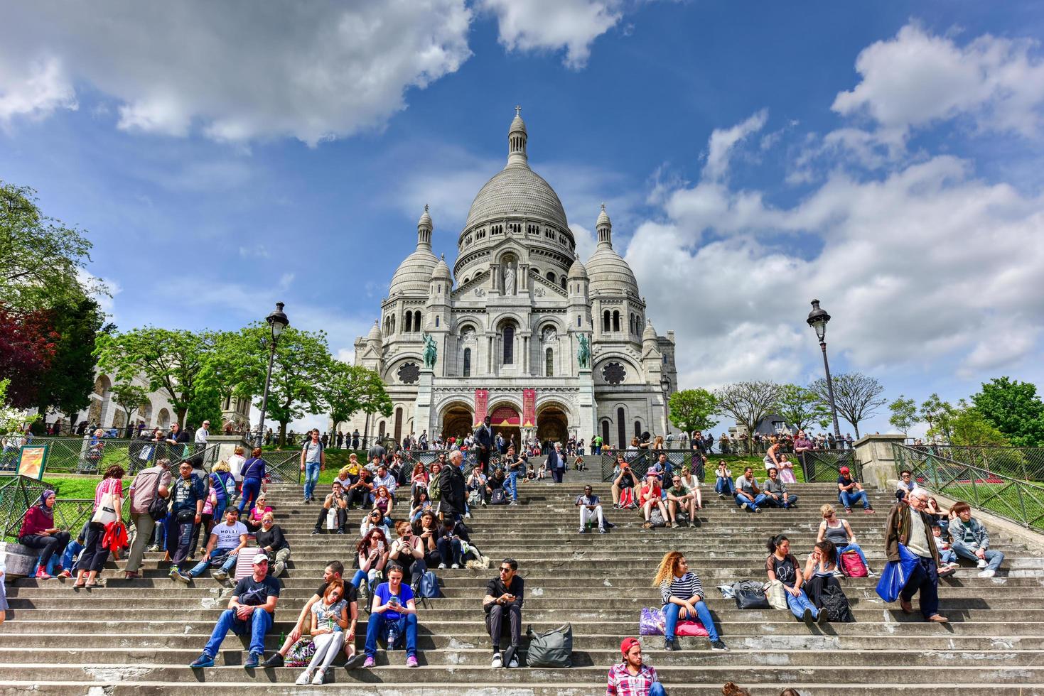 parís, francia - 15 de mayo de 2017 - basílica sacre coeur en montmartre en parís, francia. foto