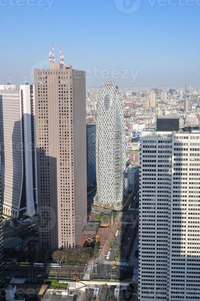 el horizonte de tokio visto desde el edificio del gobierno metropolitano de tokio en el barrio de shinjuku. foto