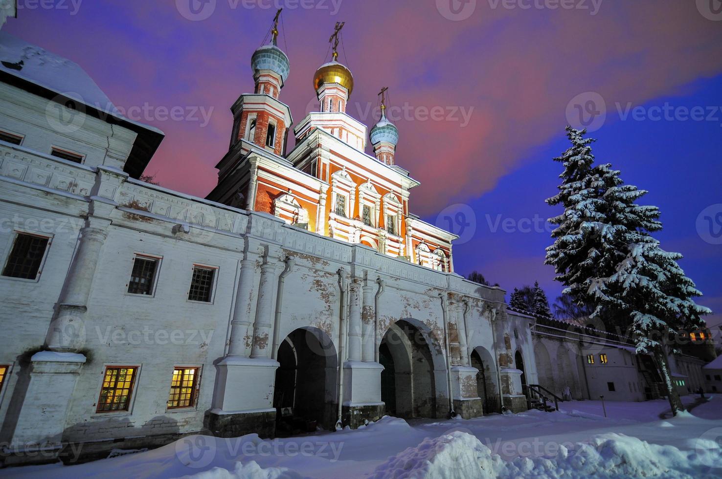 iglesias ortodoxas rusas en el monasterio del convento de novodevichy, moscú, rusia, sitio del patrimonio mundial de la unesco en la noche durante el invierno. foto