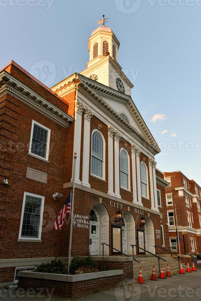 edificio del ayuntamiento en líbano, ayuntamiento de new hampshire, ubicado en la calle north park en el centro de líbano. foto