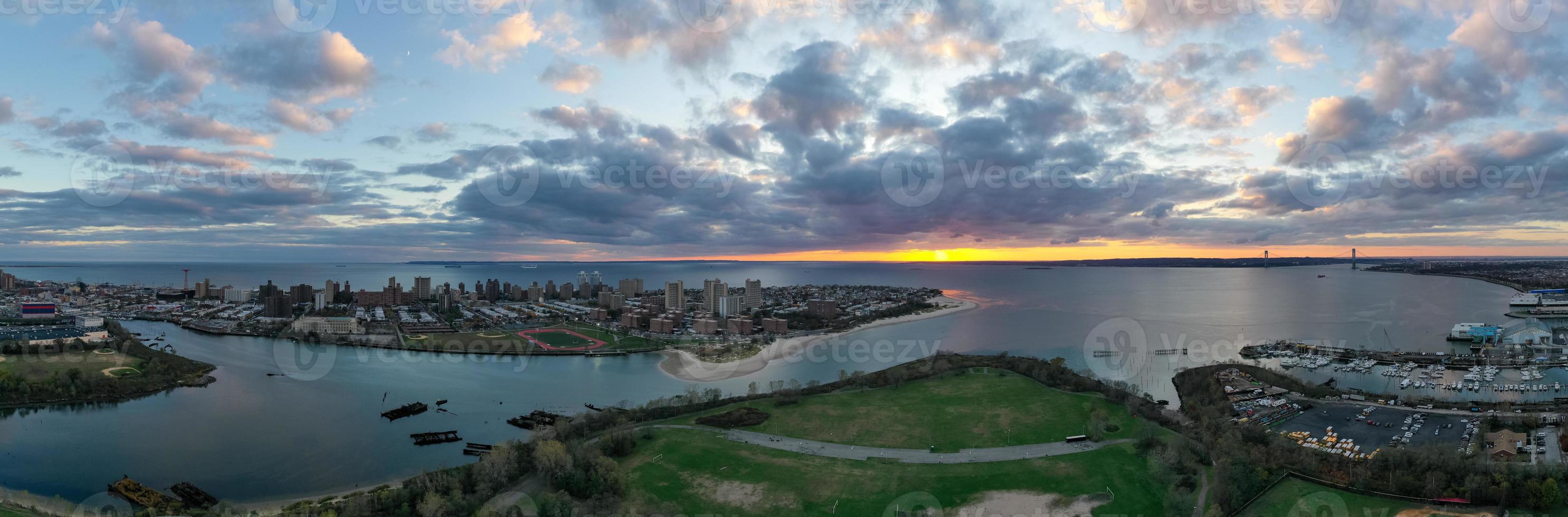 panorama de coney island en brooklyn, nueva york con una vista aérea del sur de brooklyn en la distancia. foto