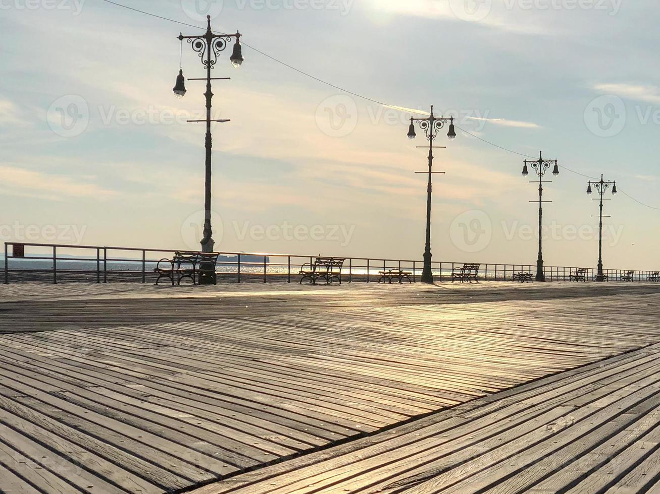 paseo marítimo en Coney Island en un soleado día de invierno foto