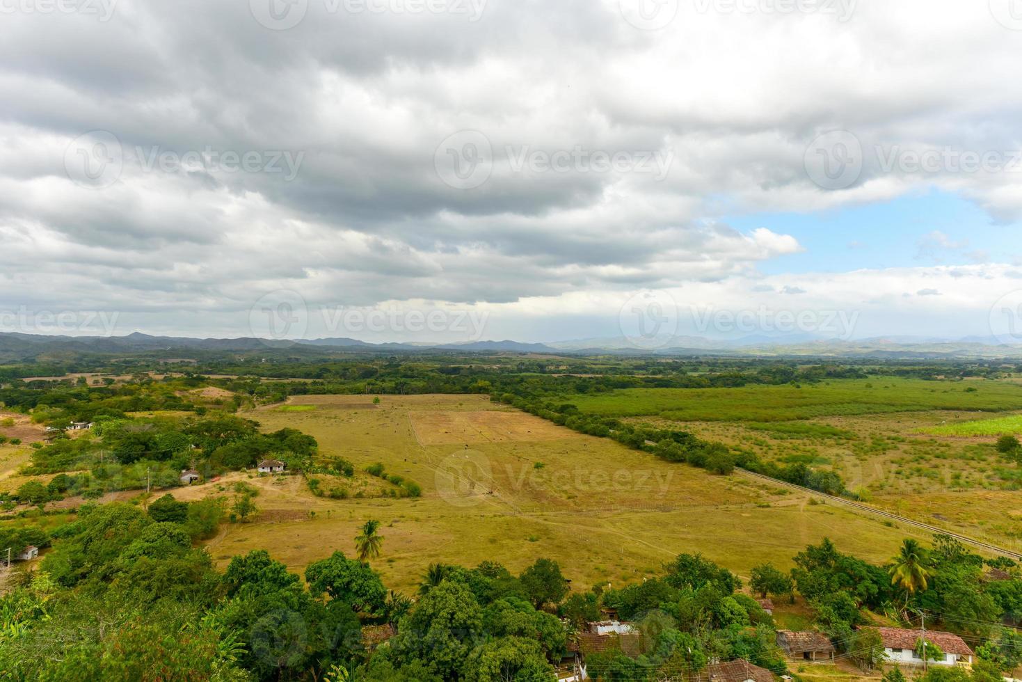 panorama de manaca iznaga en el valle de los ingenios, trinidad, cuba foto