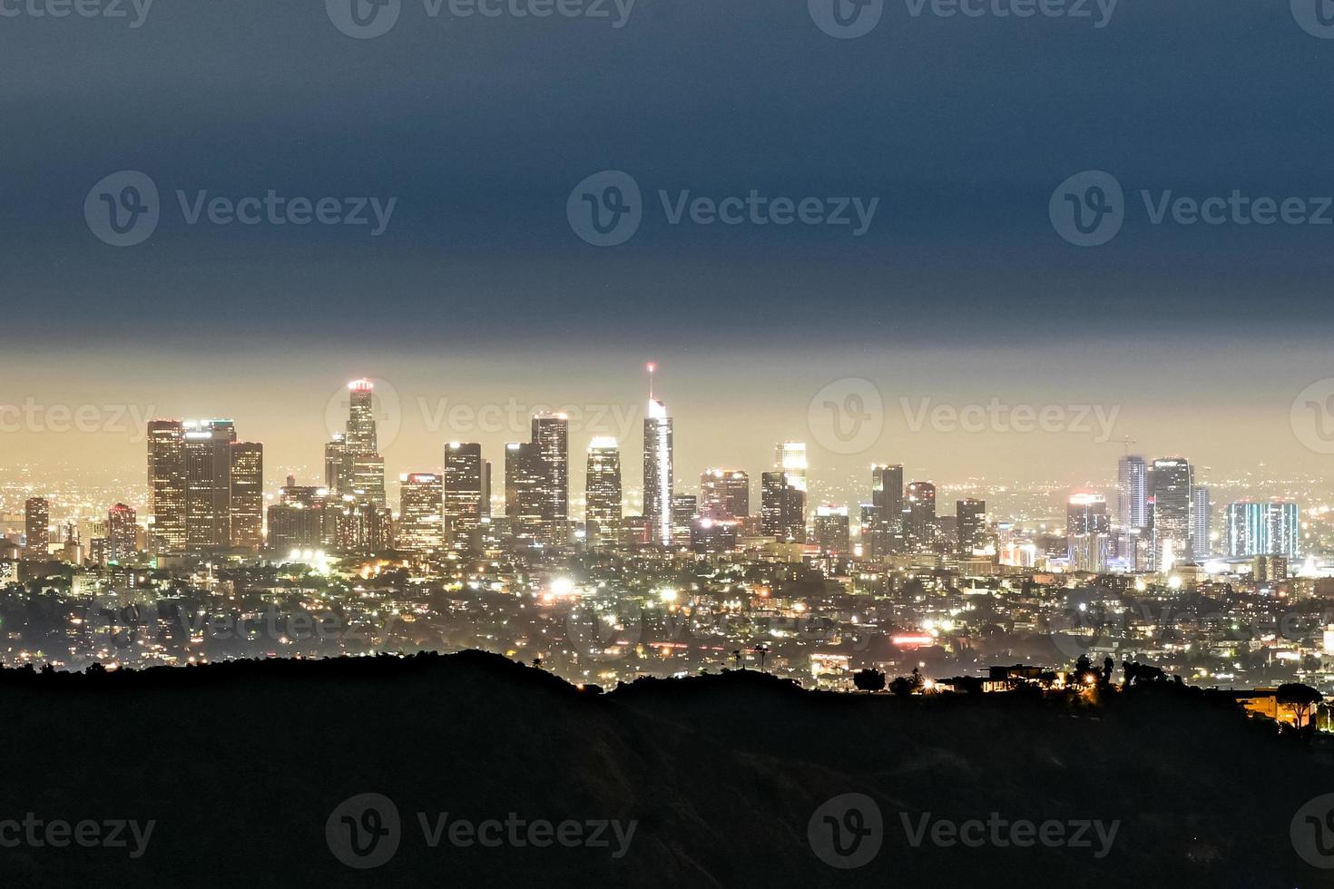 vista panorámica del horizonte en los edificios del centro de los ángeles en california. foto