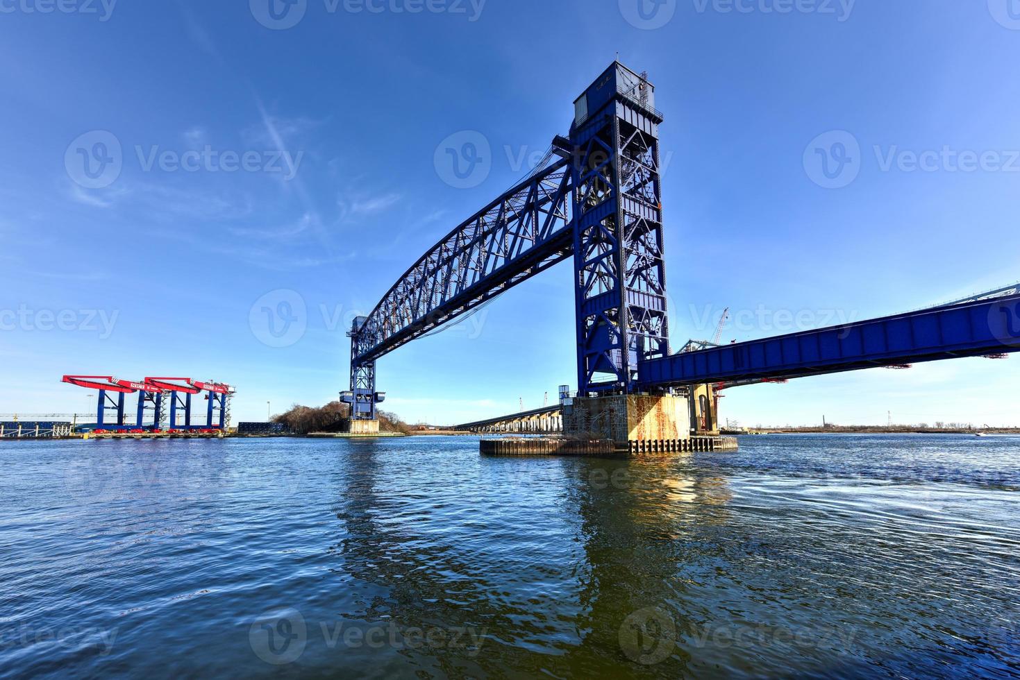 Goethals Bridge and Arthur Kill Vertical Lift Bridge. The Goethals Bridge and Arthur Kill railroad lift bridge connects Elizabeth, NJ to Staten Island, NY over the Arthur Kill. photo