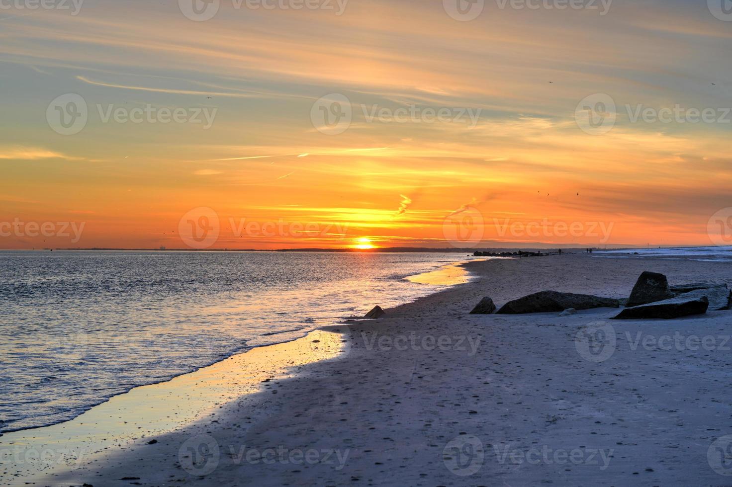 puesta de sol en la playa de brighton y coney island foto