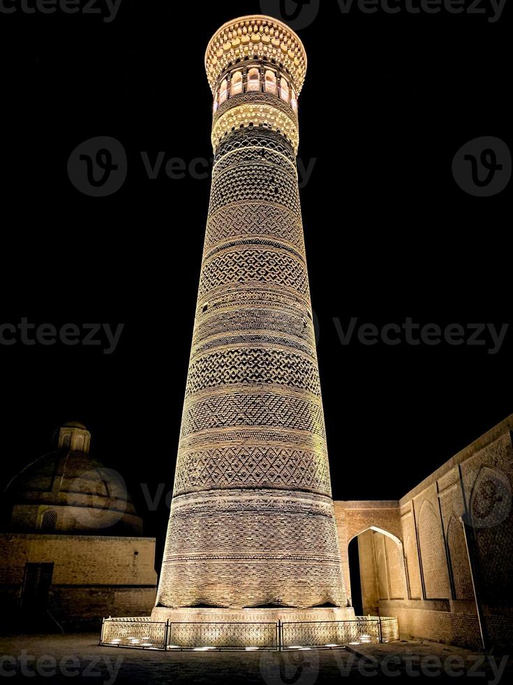 gran minarete del kalon en bukhara, uzbekistán. es un minarete del complejo de la mezquita po-i-kalyan en bukhara, uzbekistán y uno de los hitos más destacados de la ciudad. foto