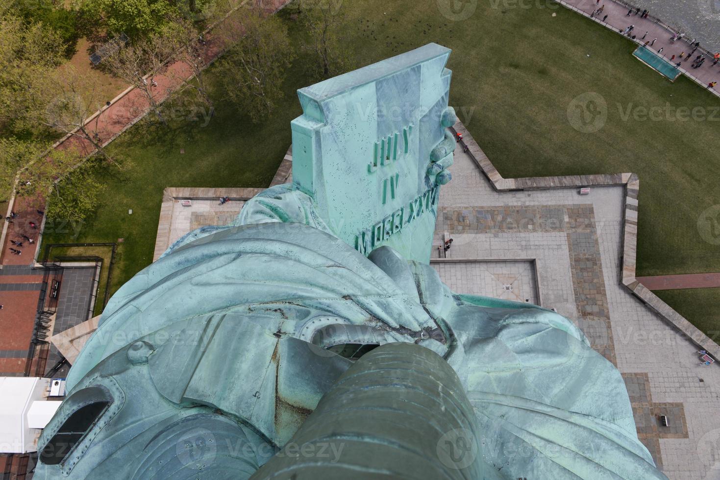 what date is on the statue of liberty tablet