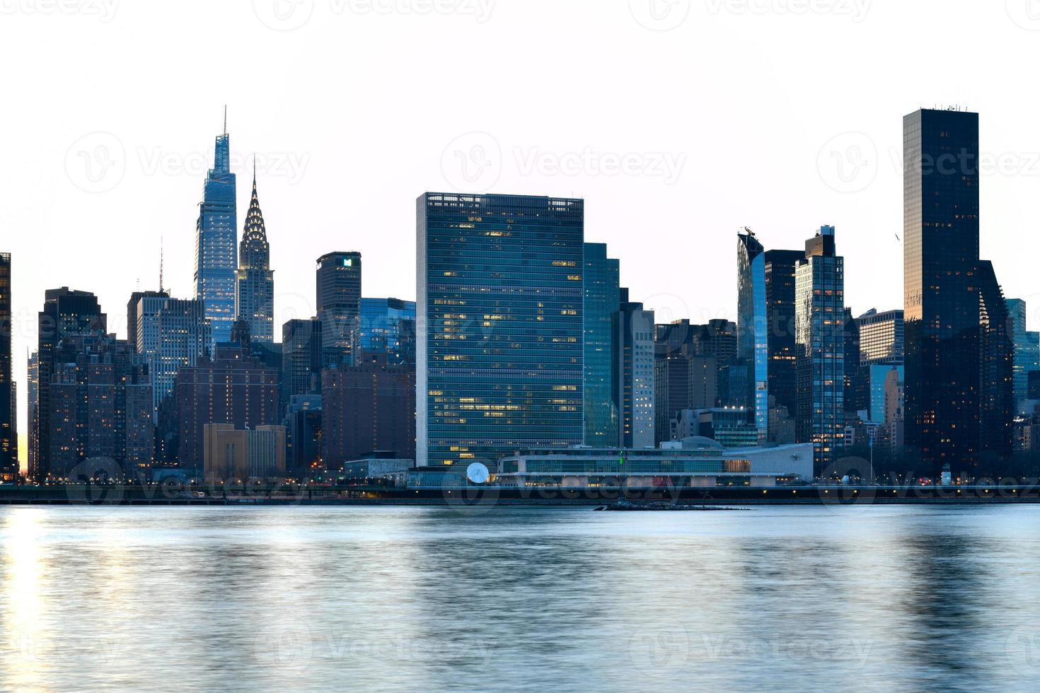 vista del centro de manhattan al atardecer desde la ciudad de long island, queens, ciudad de nueva york. foto
