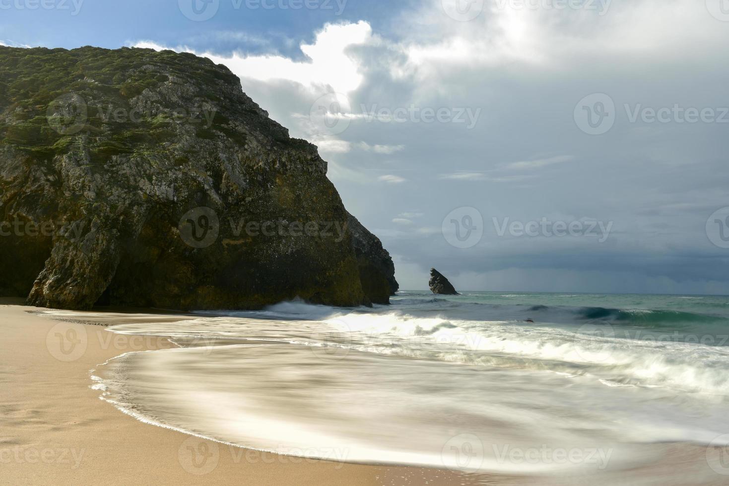 praia da adraga es una playa del atlántico norte en portugal, cerca de la ciudad de almocageme, sintra. foto