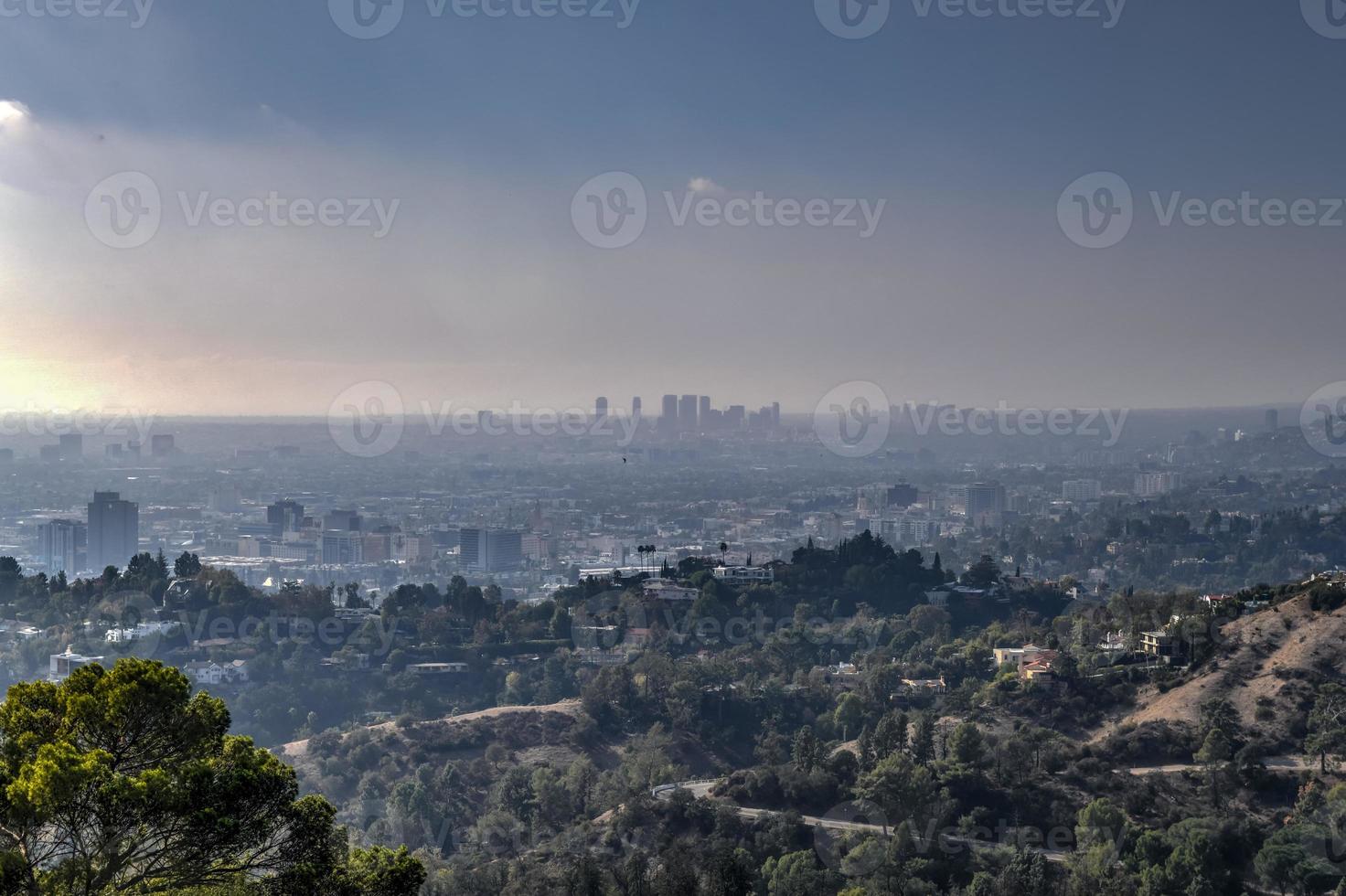 horizonte del centro de los ángeles en smog en california desde el observatorio griffith. foto