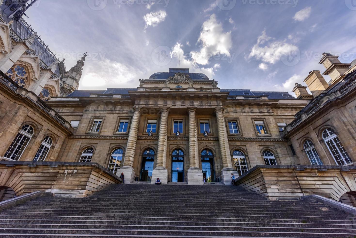 París, Francia - 15 de mayo de 2017 - el palacio de justicia en el centro de París. antigua prisión, ahora un museo, donde marie antoinette fue encarcelada antes de ser ejecutada en la guillotina. foto