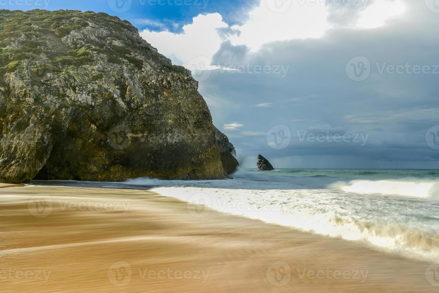 praia da adraga es una playa del atlántico norte en portugal, cerca de la ciudad de almocageme, sintra. foto