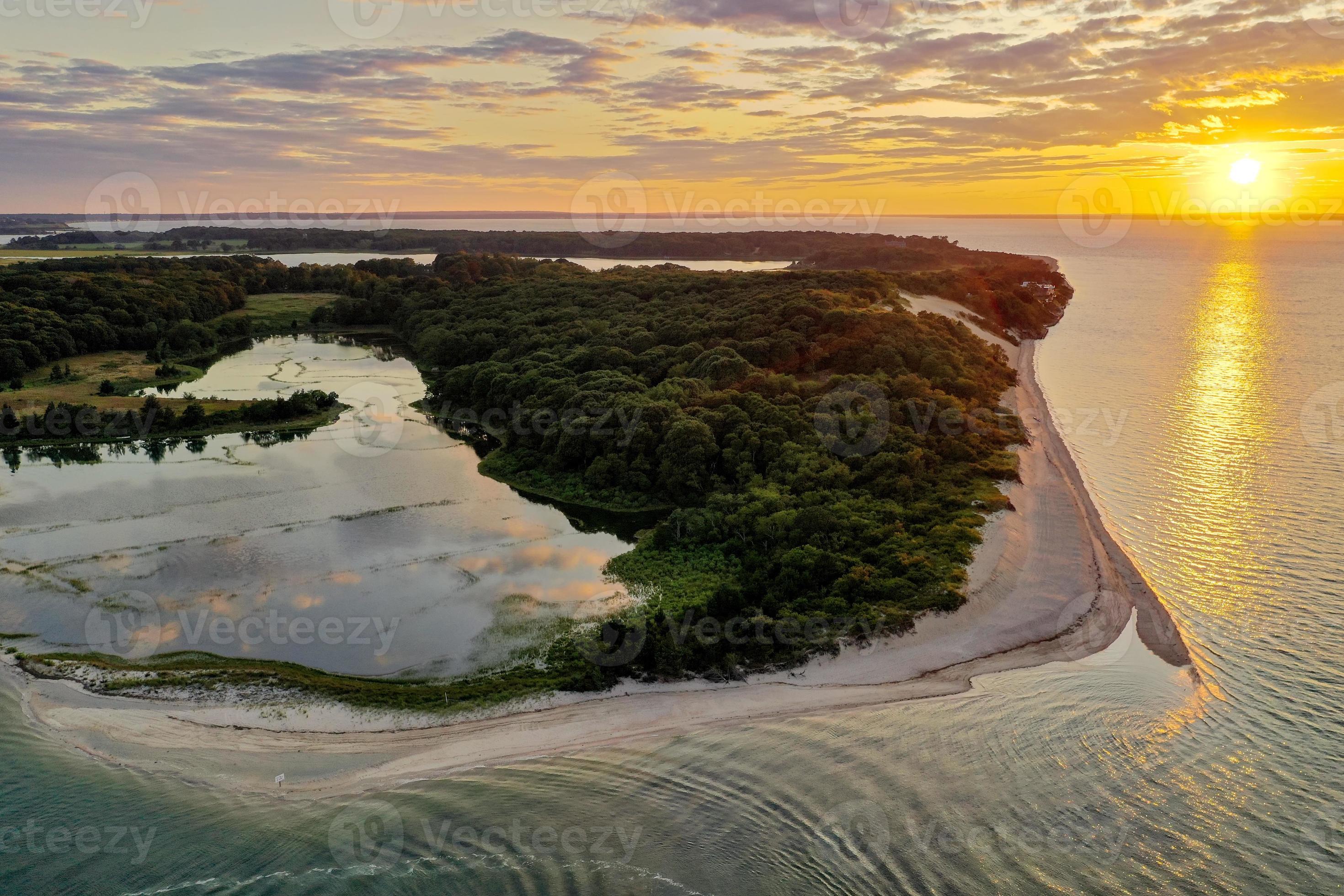 Sunset along the beach at Towd Point in Southampton, Long Island, New York. 16194431 Stock Photo