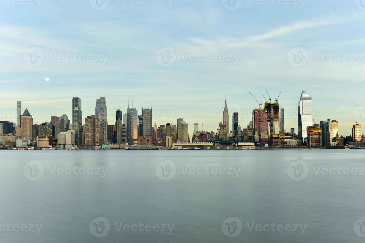 horizonte de la ciudad de nueva york visto desde weehawken, nueva jersey. foto