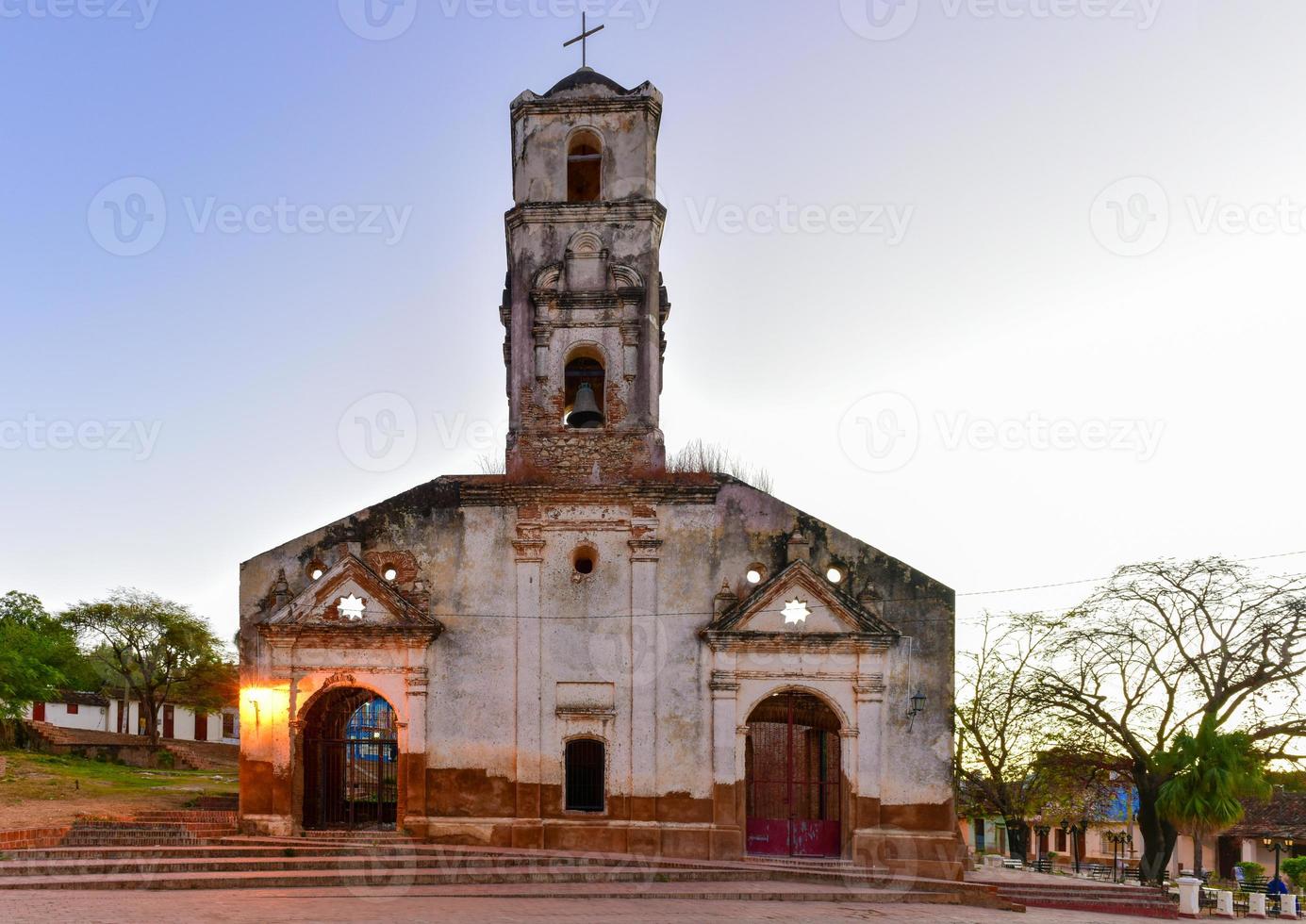 ruinas de la iglesia católica colonial de santa ana en trinidad, cuba al amanecer. foto