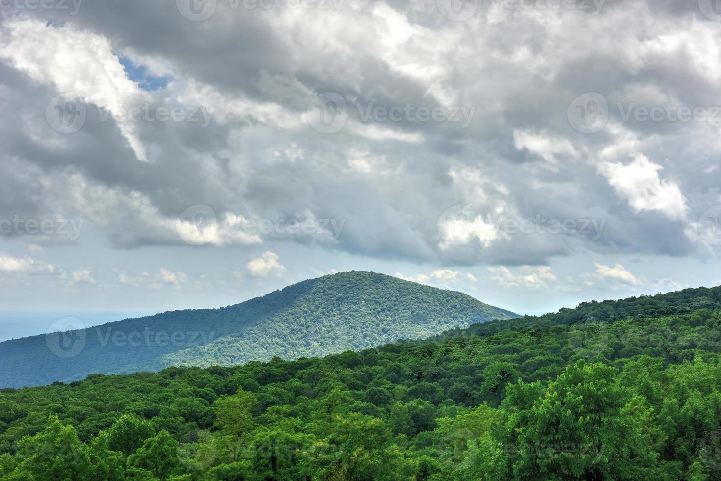 vista del valle de shenandoah y las montañas blue ridge desde el parque nacional de shenandoah, virginia foto