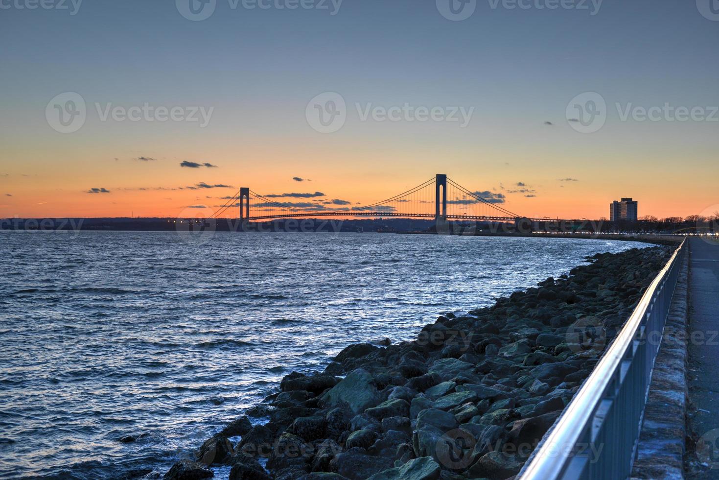 verrazano estrecha puente al atardecer foto