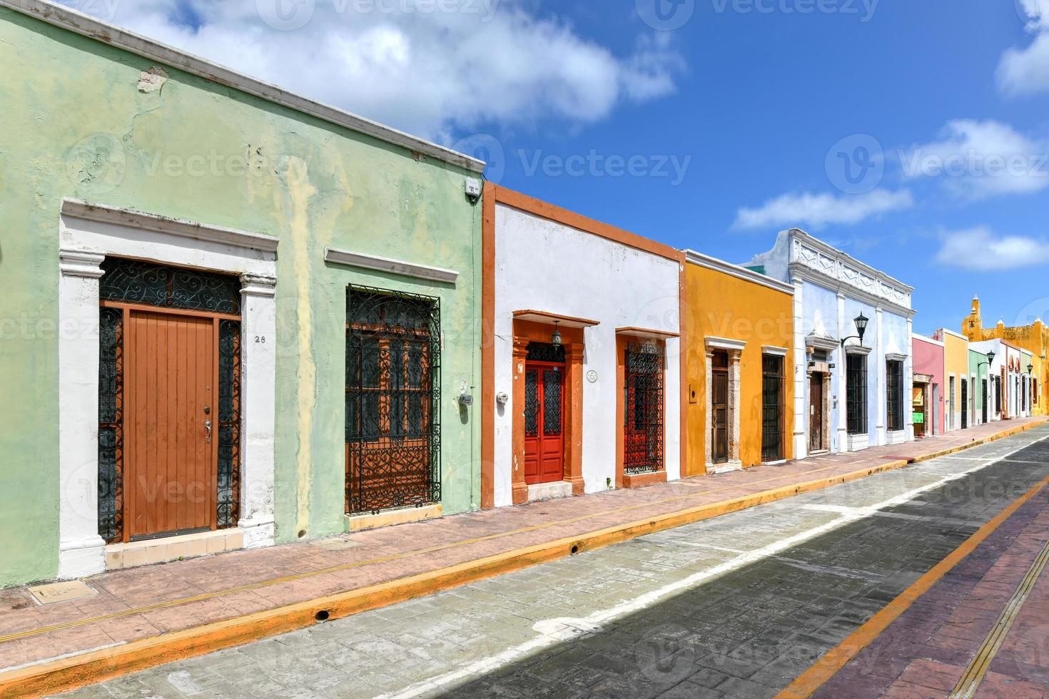 colores brillantes en casas coloniales en un día soleado en campeche, méxico. foto