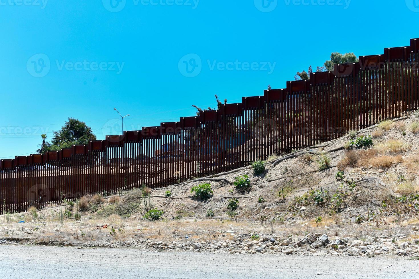 el muro fronterizo entre estados unidos y méxico desde san diego, california mirando hacia tijuana, méxico. foto