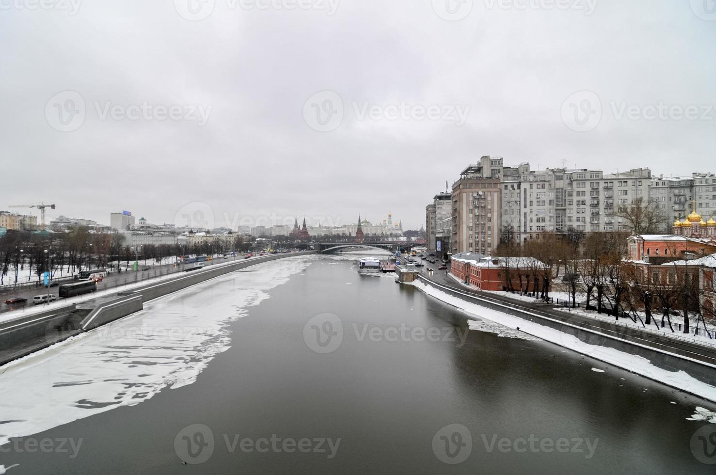 vistas al río moscú mientras se congela durante el invierno en rusia foto