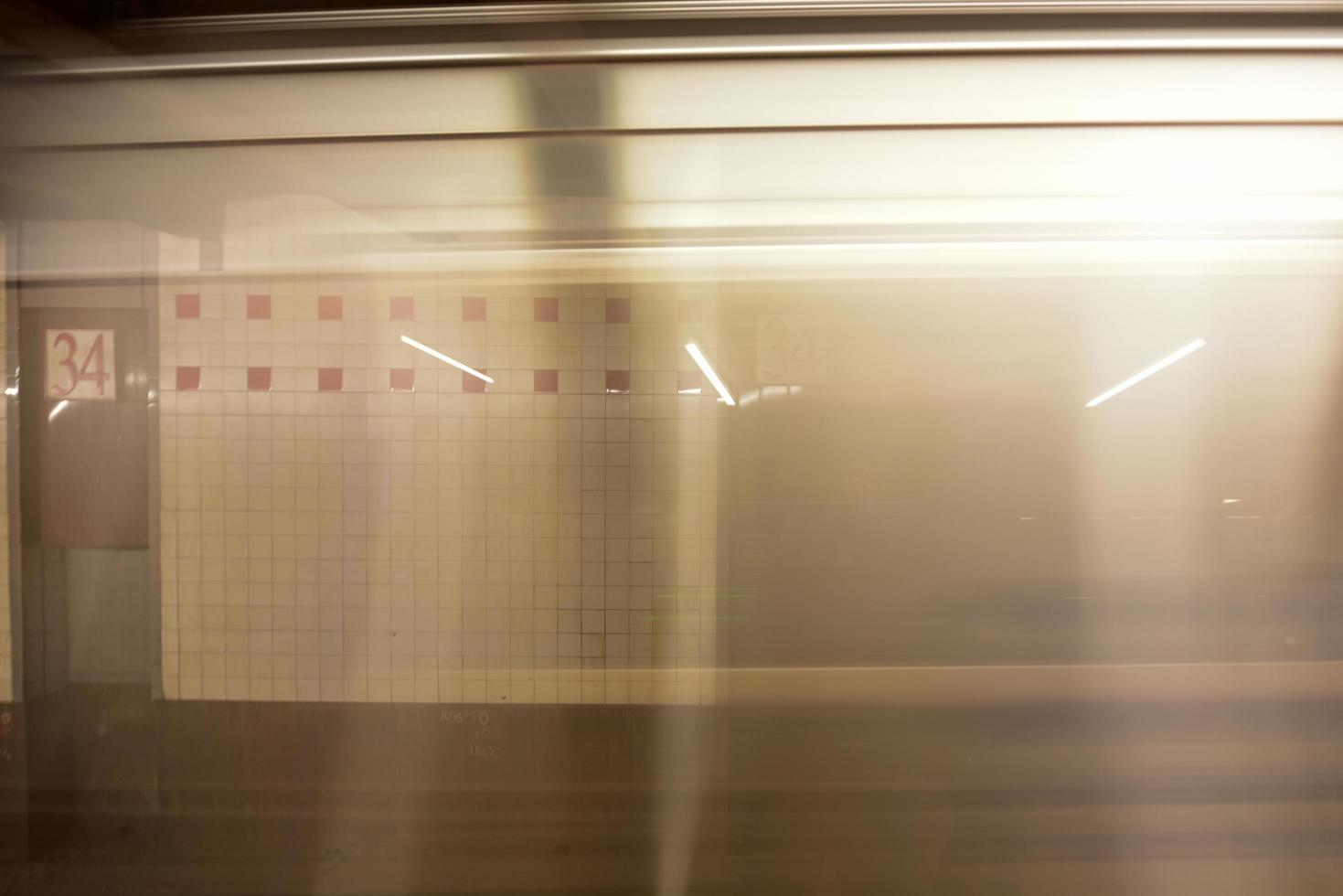 ciudad de nueva york - 16 de febrero de 2016 - pasando el tren en la estación de metro mta 34th street, herald square en la ciudad de nueva york. foto