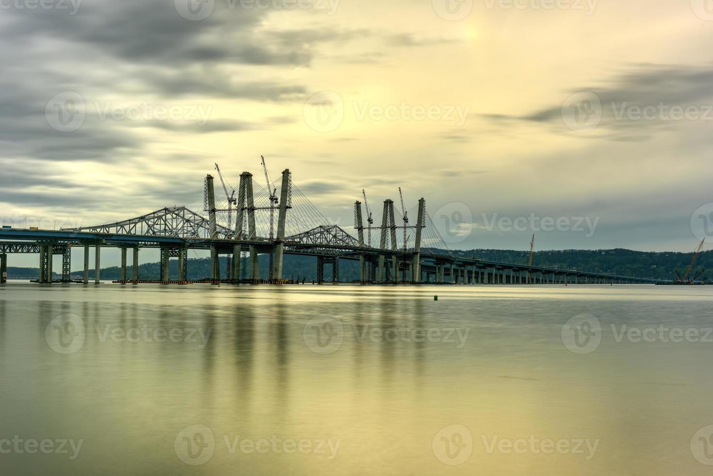 el nuevo puente tappan zee en construcción sobre el río hudson en nueva york. foto