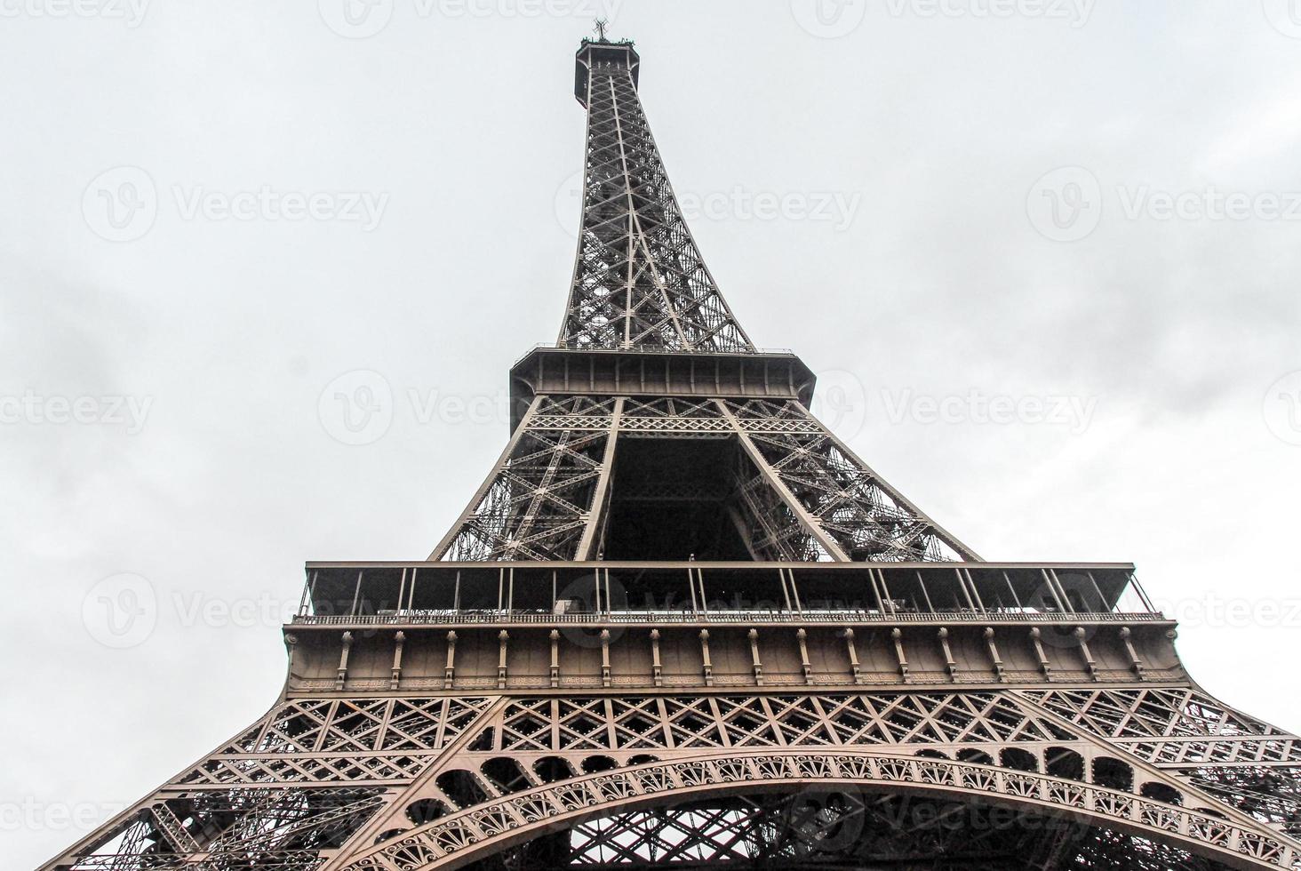 parís, francia - 23 de noviembre de 2006 - vista de la torre eiffel desde la base mirando hacia arriba en un día nublado de otoño. foto