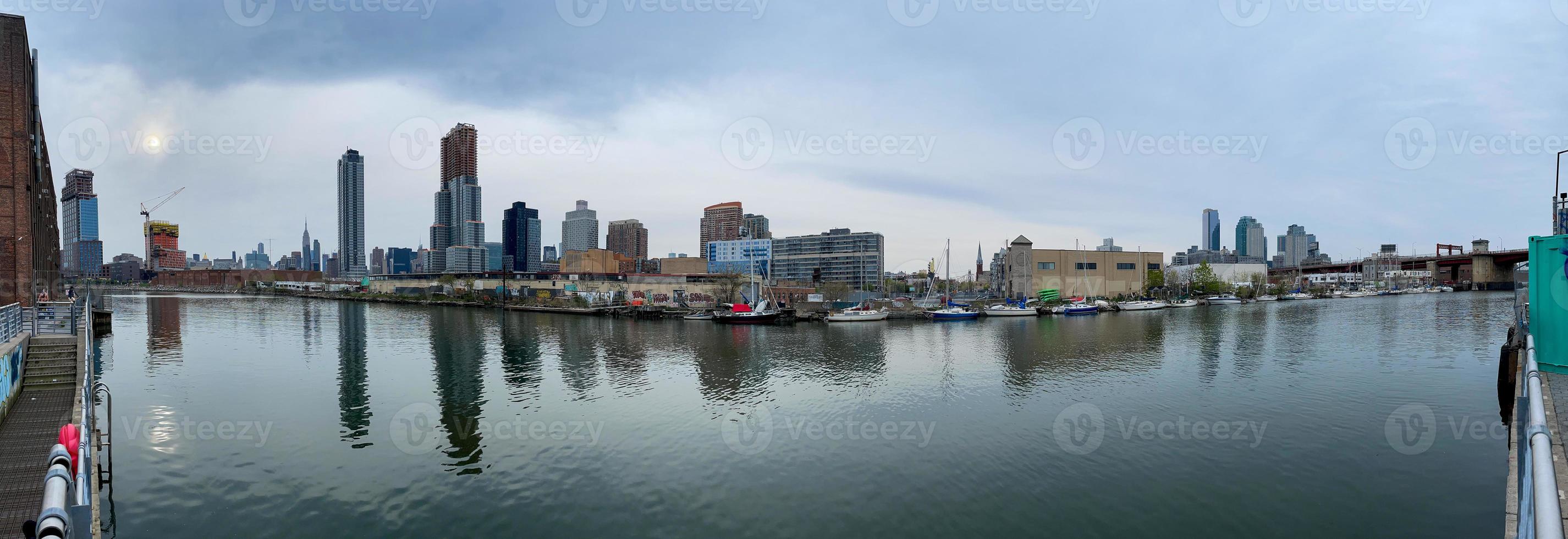 brooklyn, nueva york - 24 de abril de 2021 - reinas y el horizonte de la ciudad de nueva york desde el parque de la avenida manhattan en greenpoint, brooklyn. foto