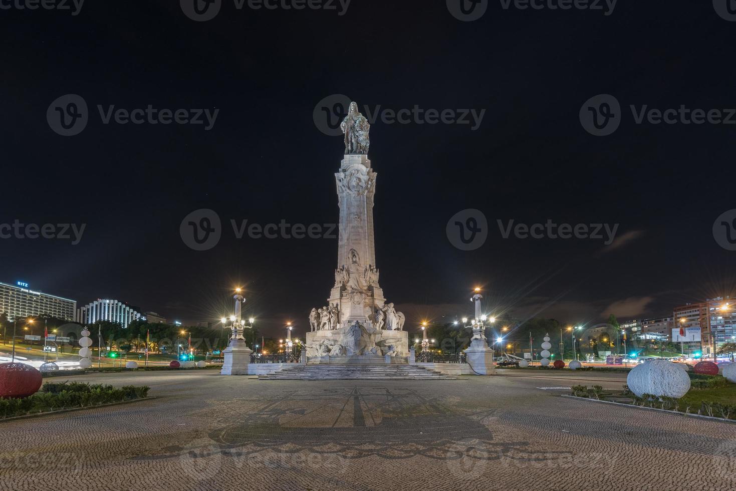 plaza del marqués de pombal en lisboa, portugal. marqués está en la parte superior, con un león -símbolo de poder- a su lado. foto