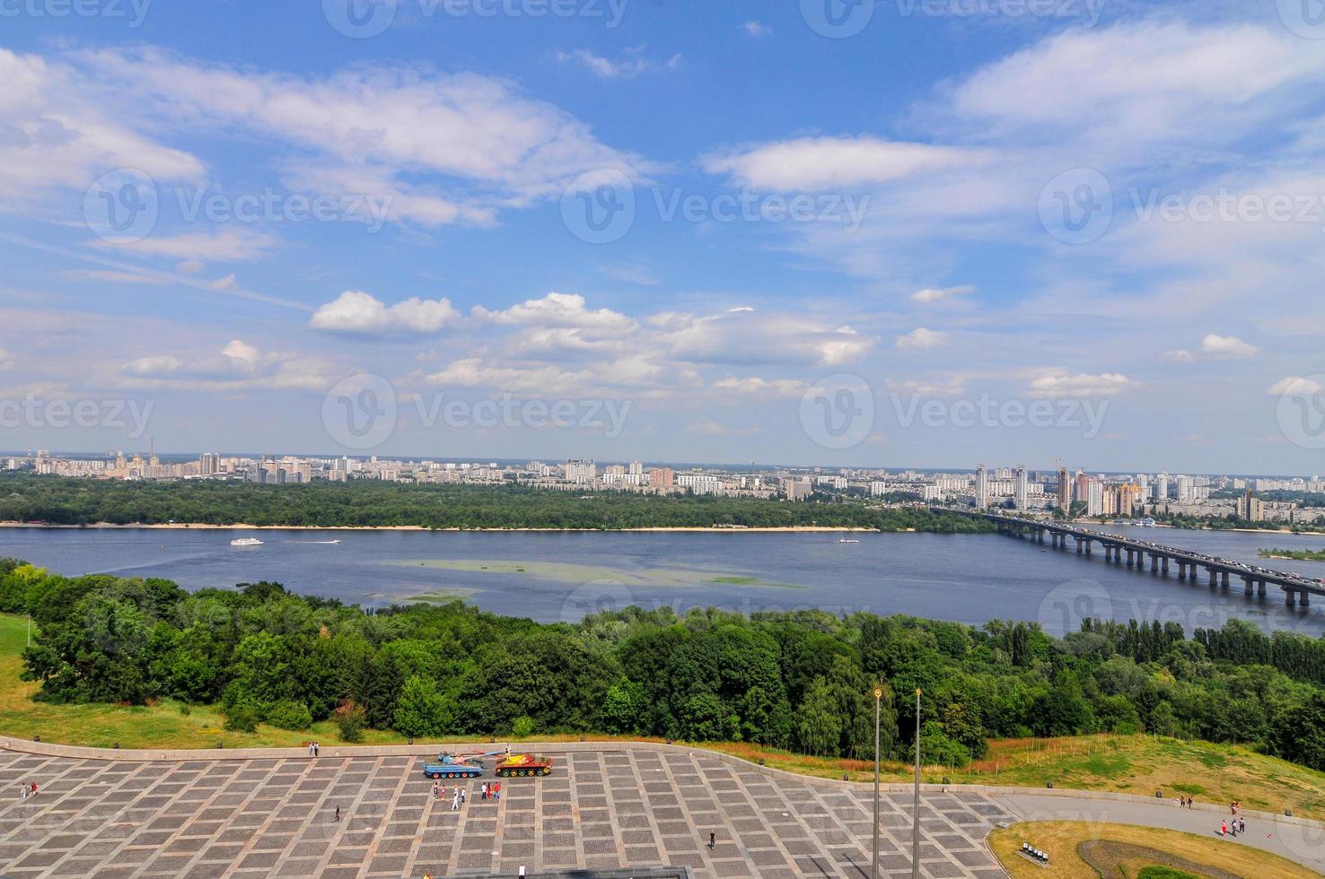 vista panorámica escénica de kiev, ucrania en un día soleado. foto