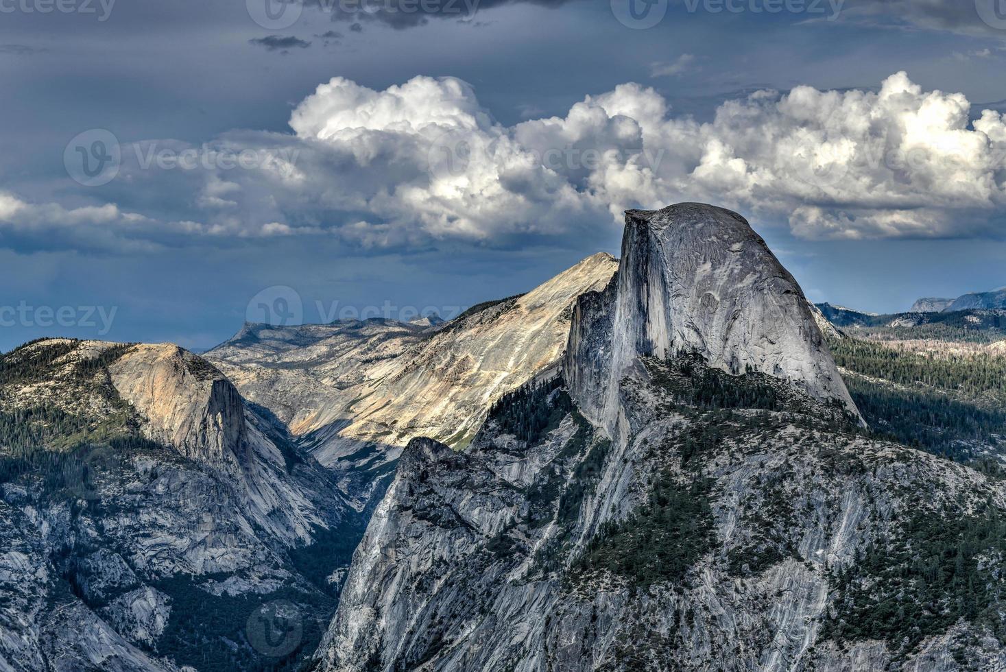 punto del glaciar, un mirador con una vista imponente del valle de yosemite, la mitad del domo, las cataratas de yosemite y las tierras altas de yosemite. foto