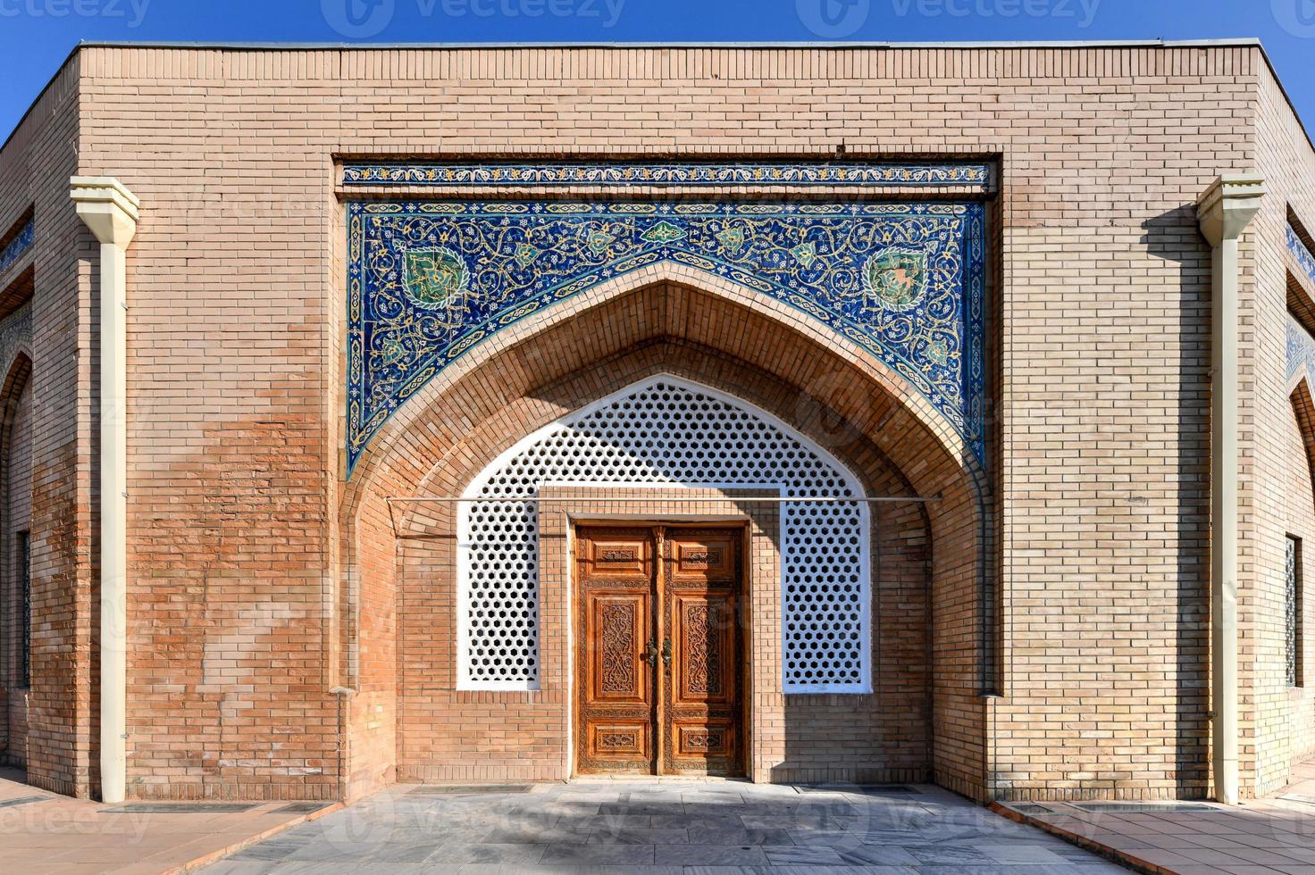 registan en la antigua ciudad de samarcanda en uzbekistán foto