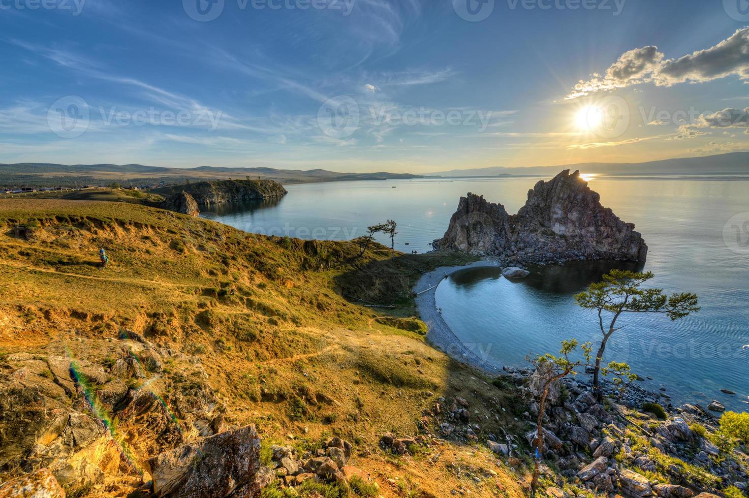 roca chamán, isla de olkhon, lago baikal, rusia foto