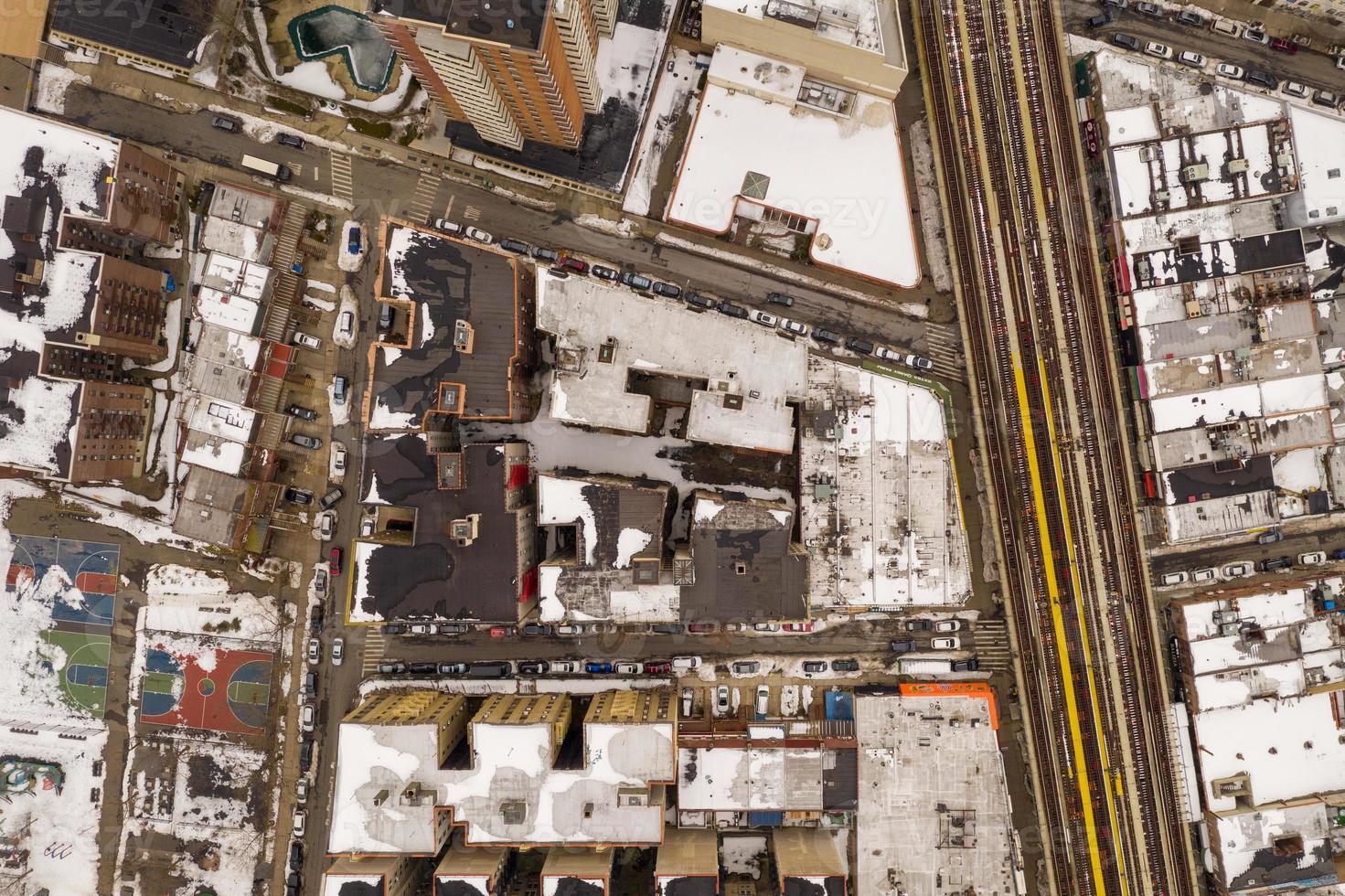 vista aérea de los techos de edificios cubiertos de nieve en la playa de brighton durante el invierno en brooklyn, nueva york foto