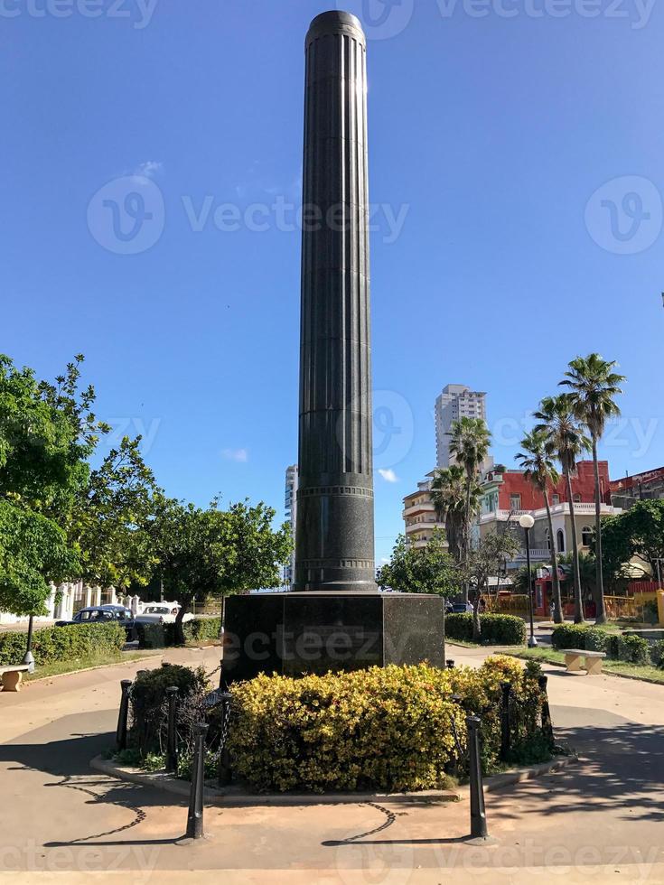 obelisco de granito monumento dedicado a los chinos que lucharon por la independencia de cuba. foto