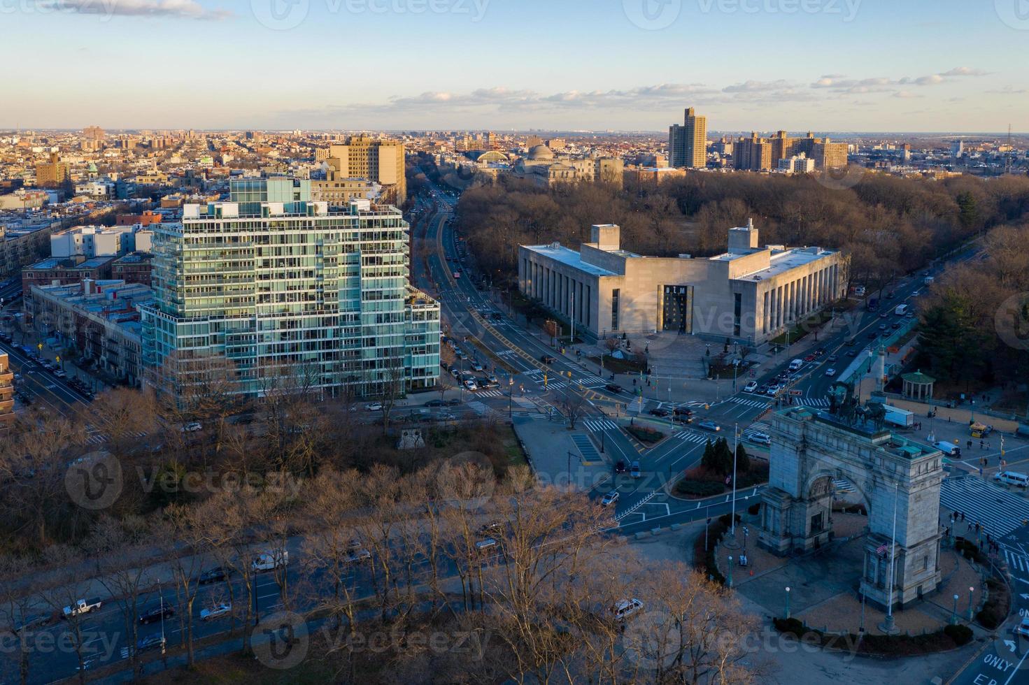 vista aérea del arco triunfal en la gran plaza del ejército en brooklyn, ciudad de nueva york foto