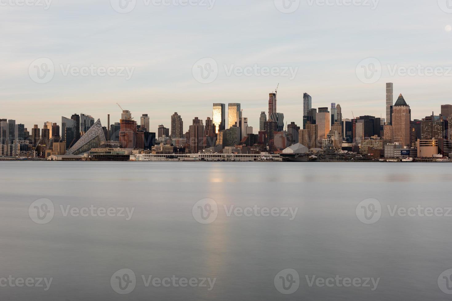 horizonte de la ciudad de nueva york visto desde weehawken, nueva jersey. foto