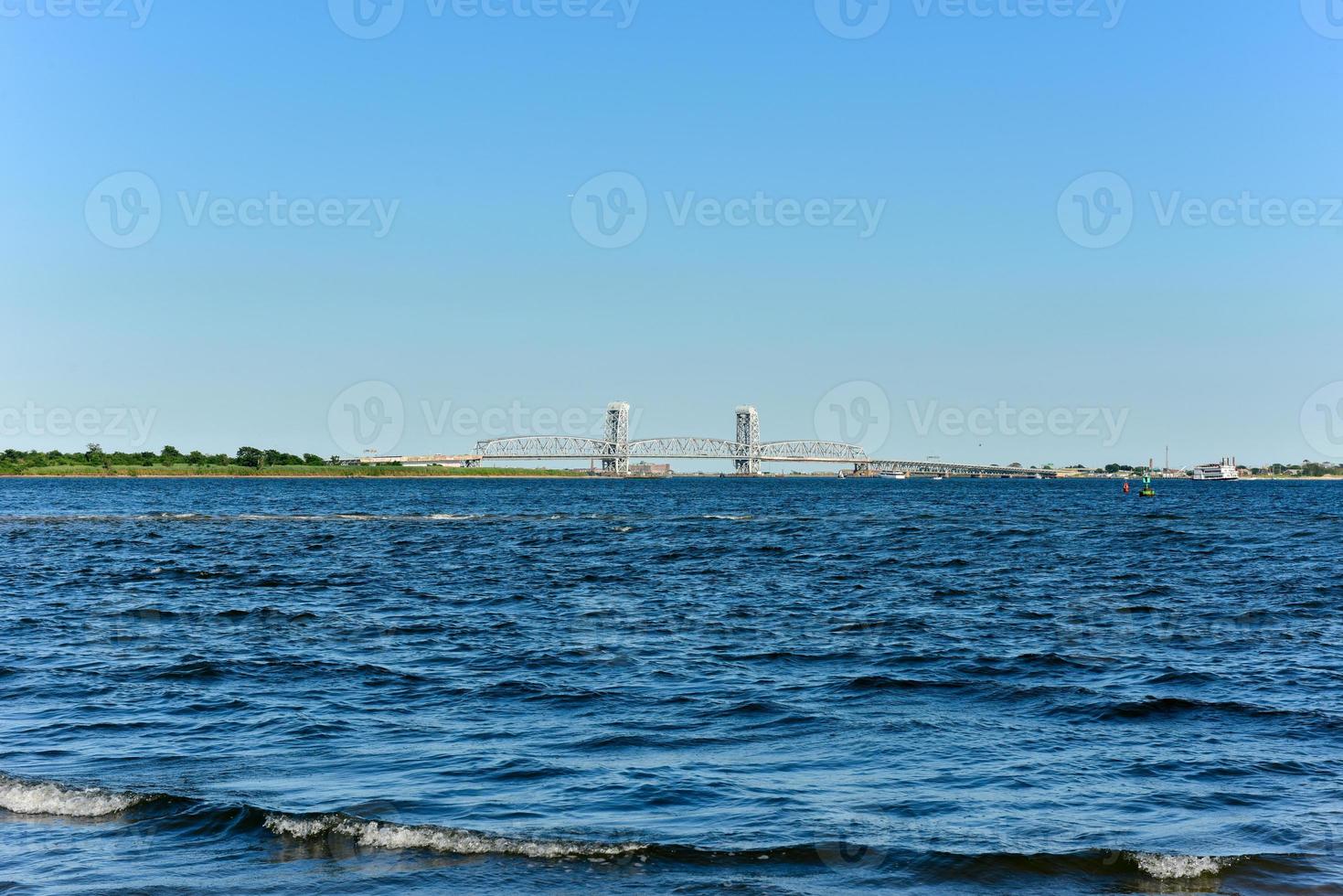 puente conmemorativo de marine parkway-gil hodges visto desde brooklyn, nueva york. construido e inaugurado por la autoridad de la avenida marina en 1937, fue el tramo de elevación vertical más largo del mundo para automóviles. foto