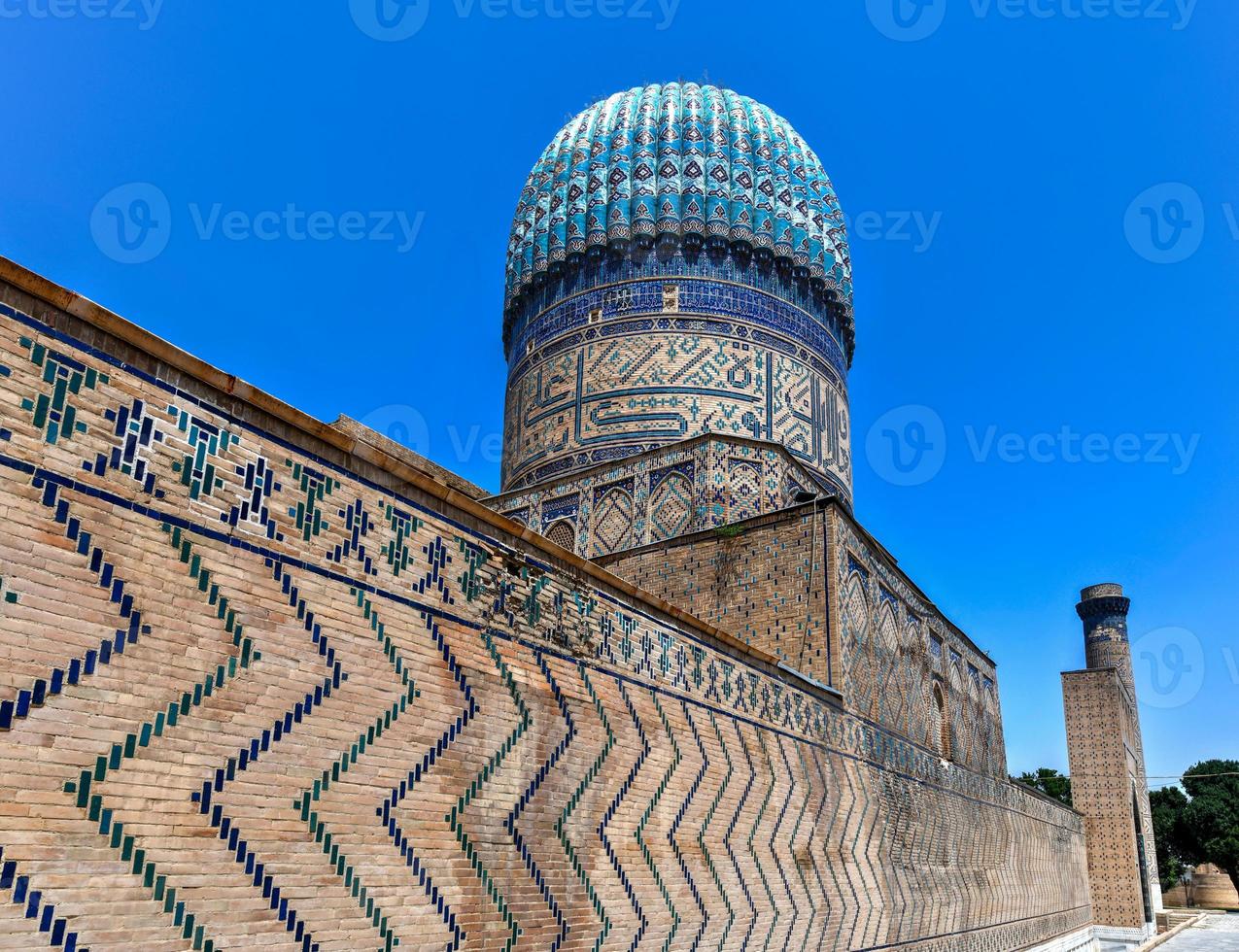 mezquita bibi khanym en samarcanda, uzbekistán. en el siglo XV era una de las mezquitas más grandes y magníficas del mundo islámico. foto